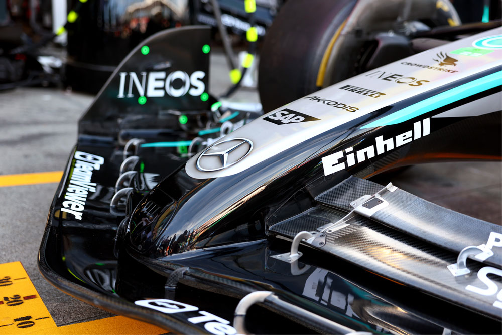 Αγωνιστικό αυτοκίνητο Formula 1 με λογότυπο Einhell.
