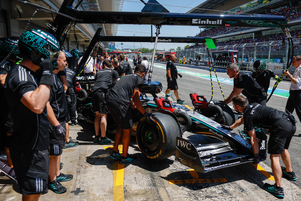 Αυτοκίνητο Formula 1 σπρώχνεται στο γκαράζ.