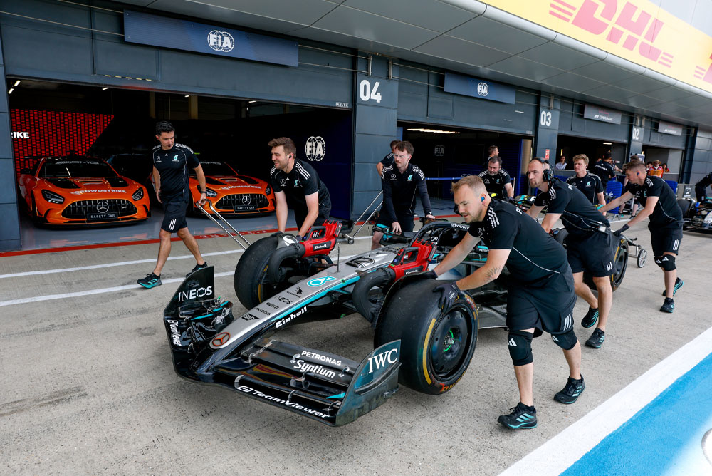 Αυτοκίνητο Formula 1 που σπρώχνεται.