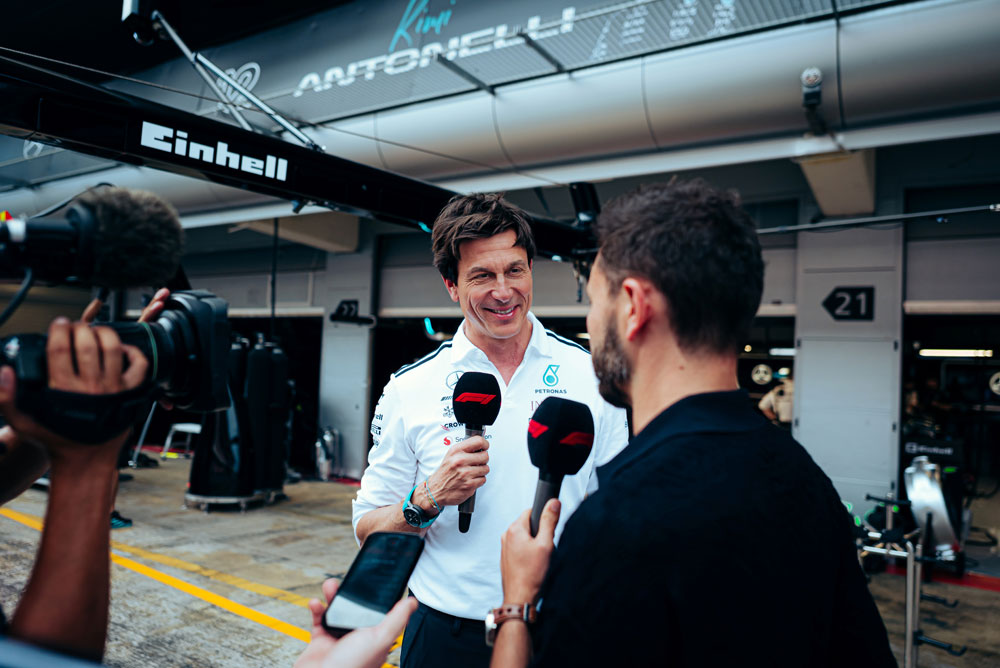 Ο Toto Wolff δίνει συνέντευξη σε δημοσιογράφο.